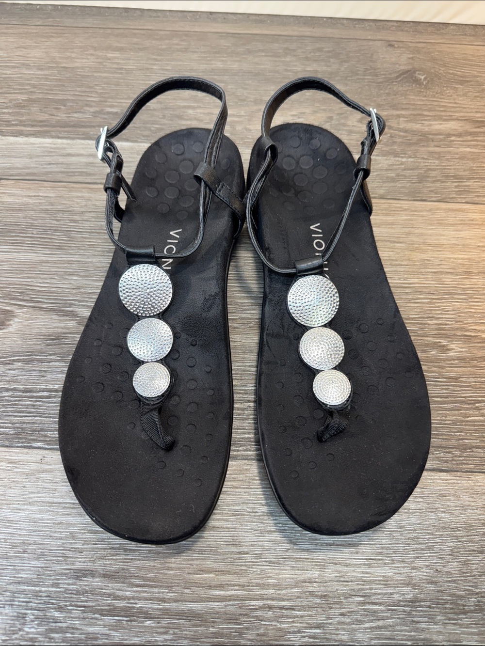 Vionic Black T-Strap Sandals with Silver Disc Accents woman’s SZ 9.5 (h234)